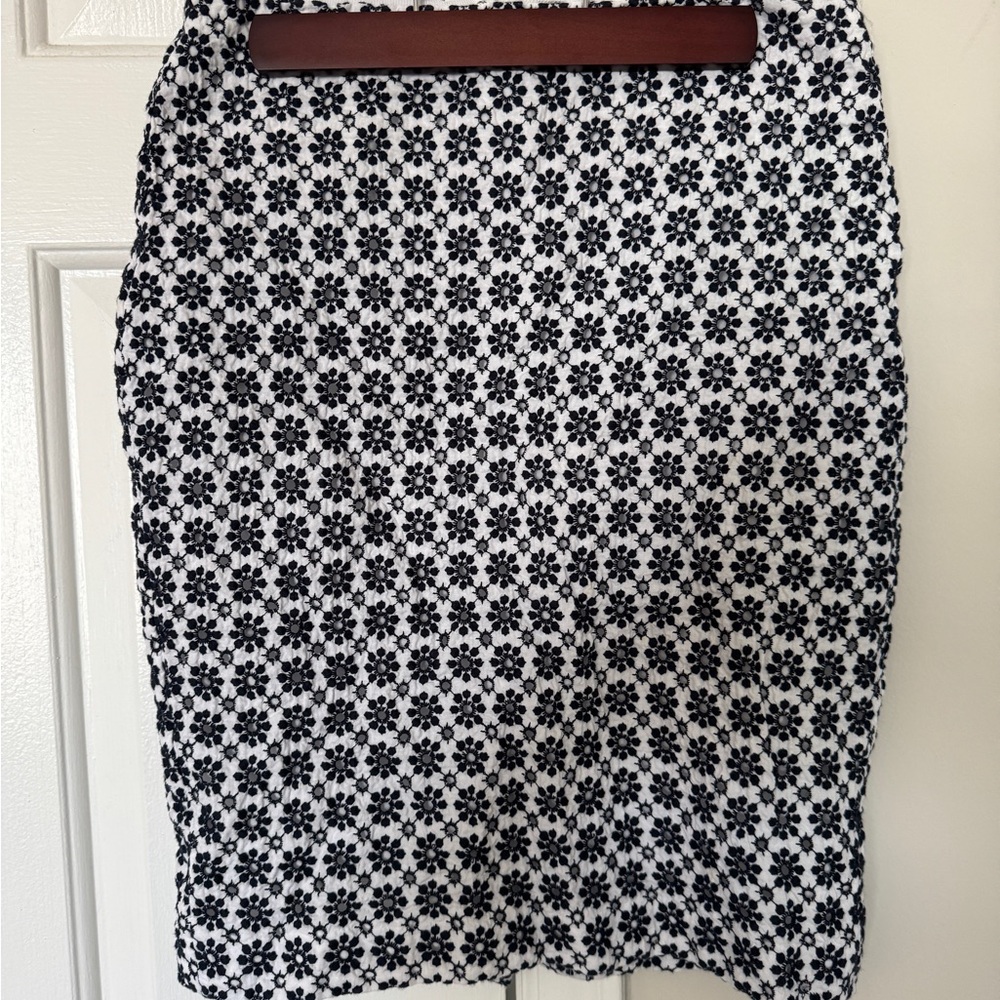 Ann Taylor beautiful Navy and white embroidered floral pencil skirt